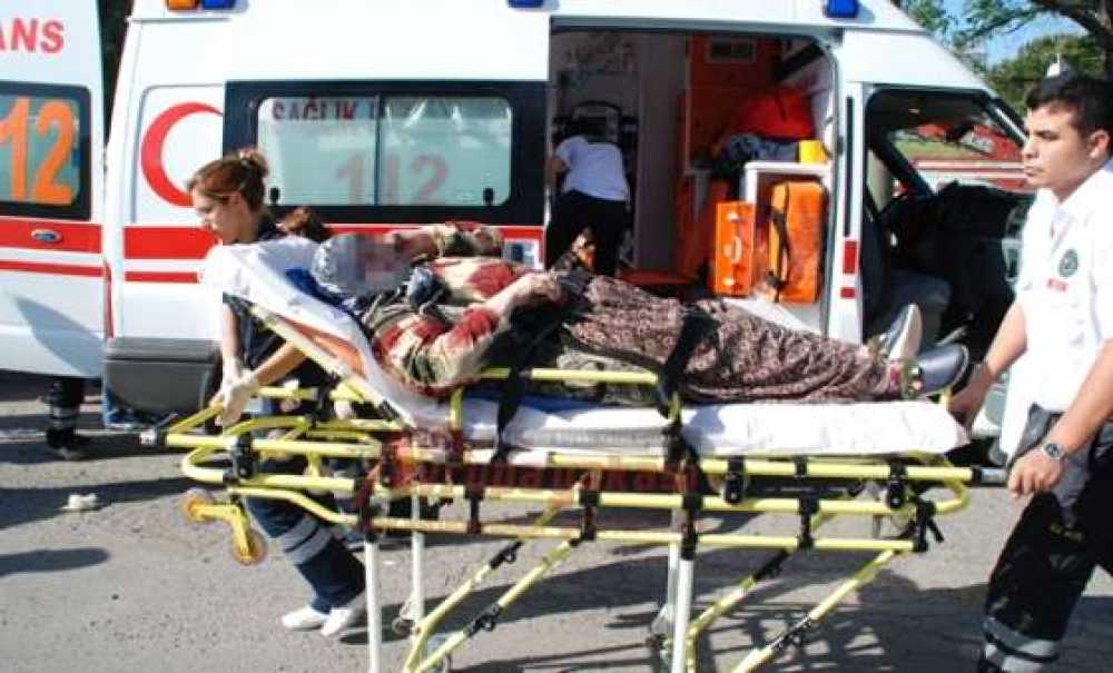 Kamyon Otomobili Biçti 2 Yaralı