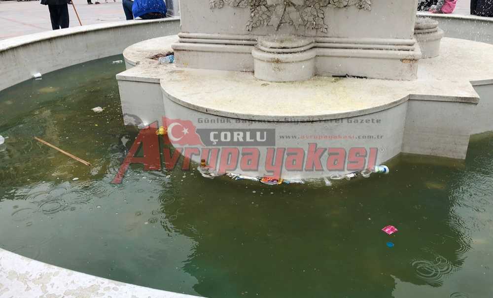 Havuz Temizlenmeyi Bekliyor