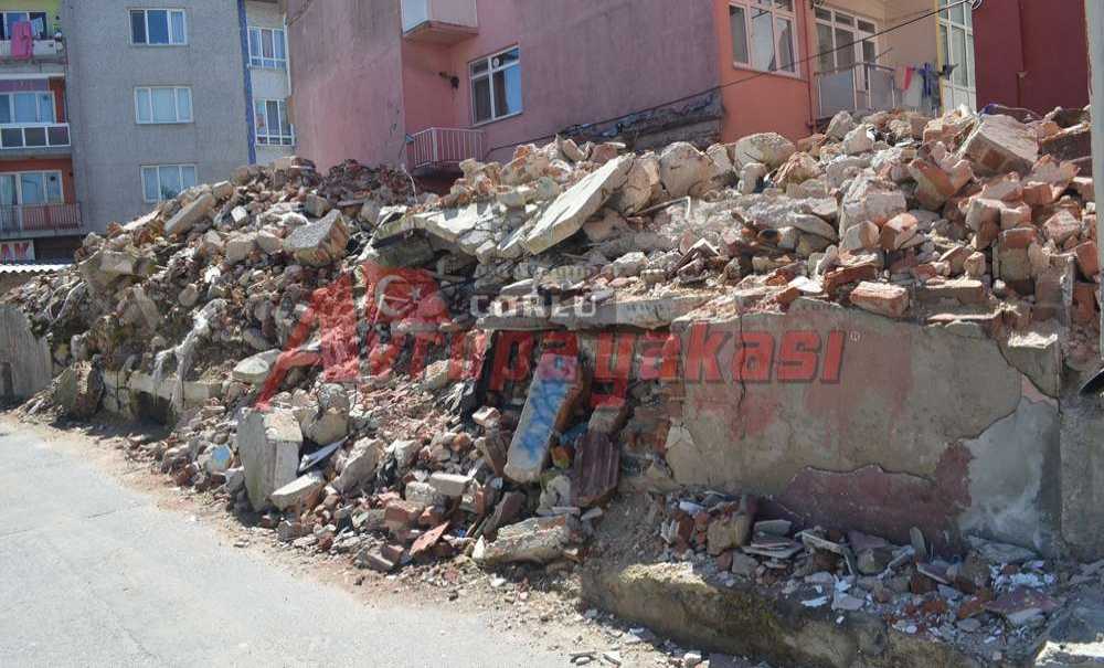 Belediye Binaları Yıktı, Molozlarını Bıraktı