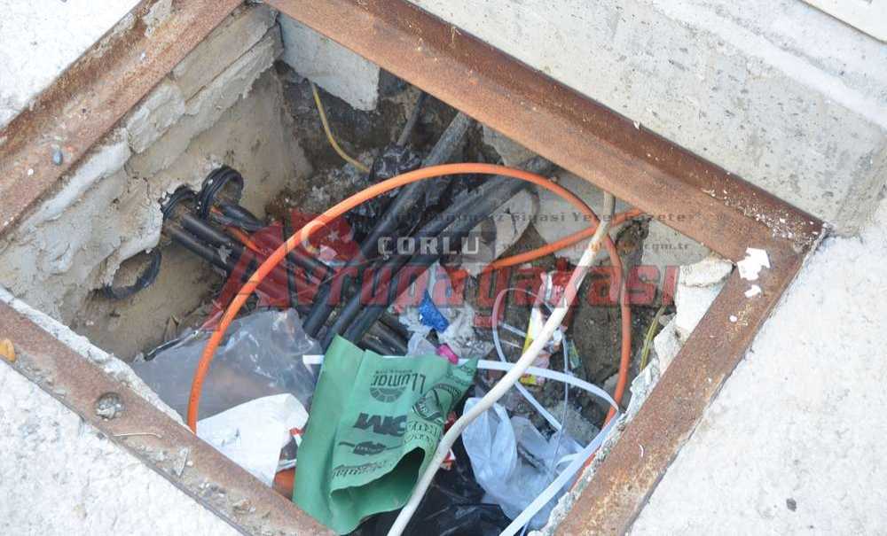 Hırsızlar Demir Kapağı Çaldılar