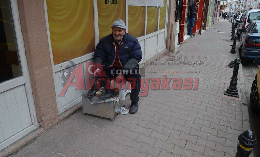 84 Yaşında Ayakkabı Boyacılığı Yapıyor