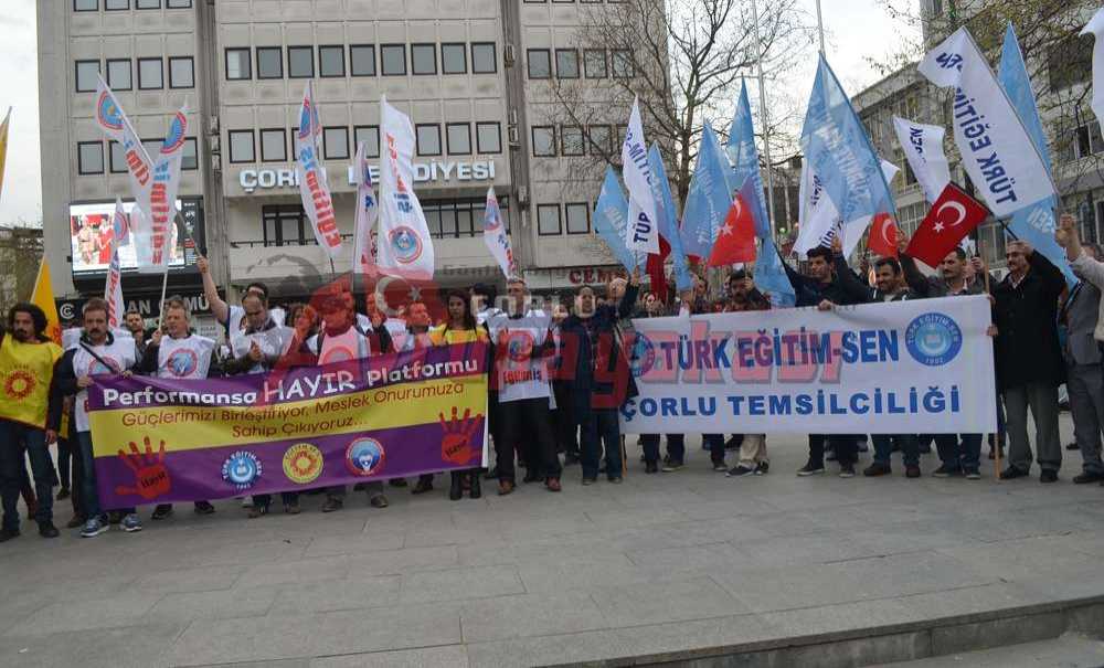 Eğitimciler Ayağa Kalktı