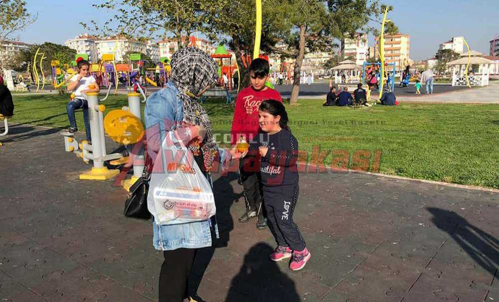 Obeziteye Meyve Dağıtarak Dikkat Çektiler