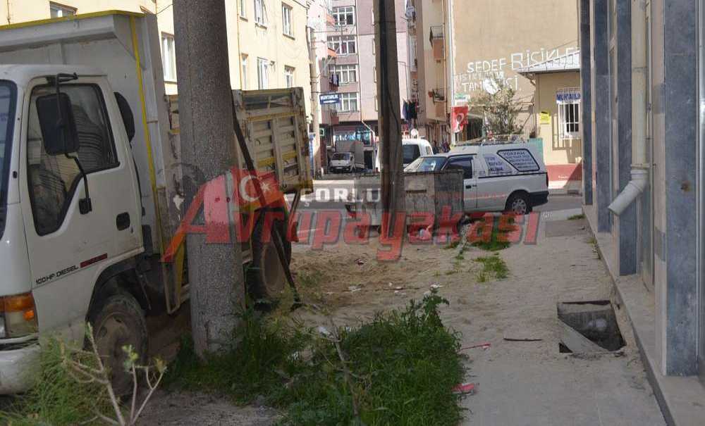 Kablo Açıkta Tehlike Saçıyor