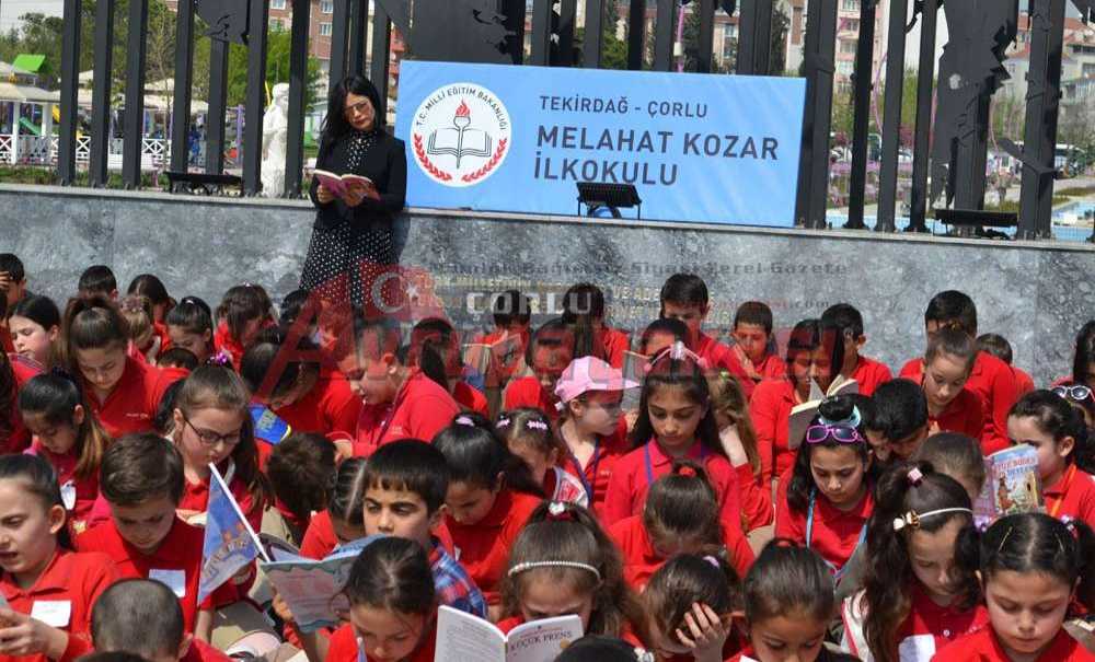 Atatürk'ün Silueti Önünde Kitap Okudular