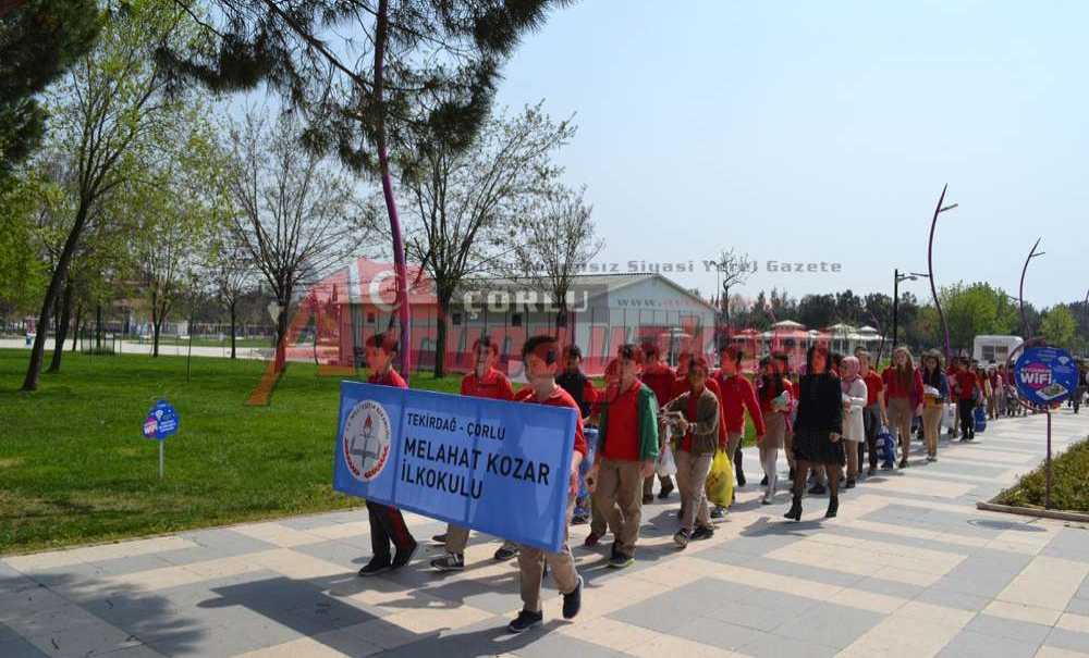 Atatürk'ün Silueti Önünde Kitap Okudular