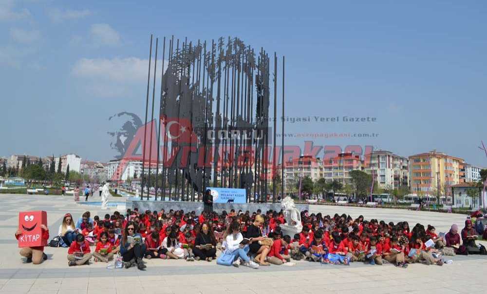 Atatürk'ün Silueti Önünde Kitap Okudular