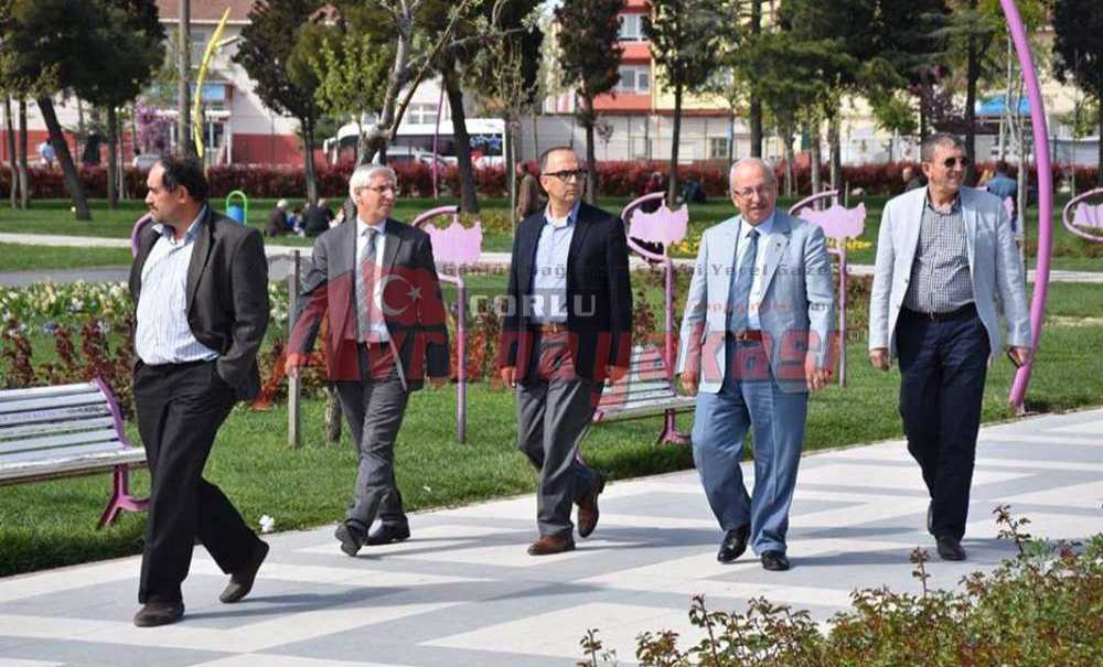 Albayrak'ın Parklarda Pazar Mesaisi