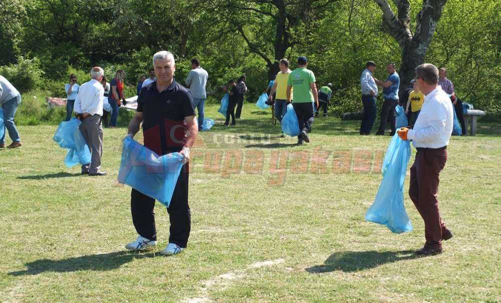 Kirazdere'den 1 Ton Çöp Temizlendi