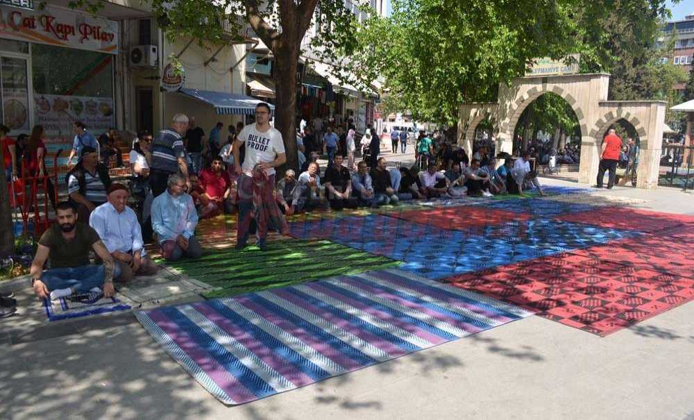 Cuma Namazları Caminin Dışına Taşıyor