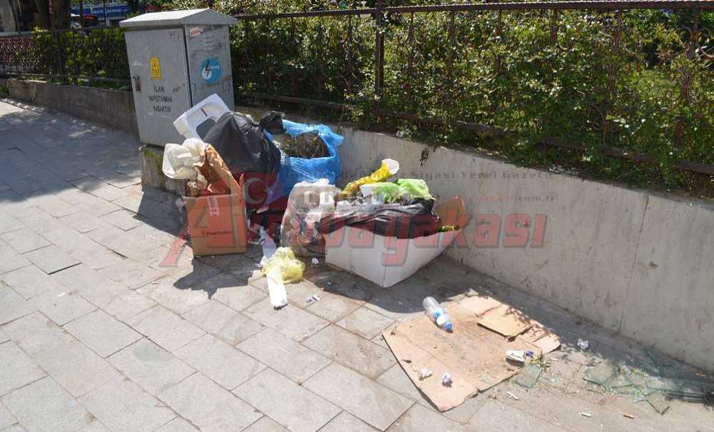 Saray Caddesi'nde Çöpler Yere Atılıyor