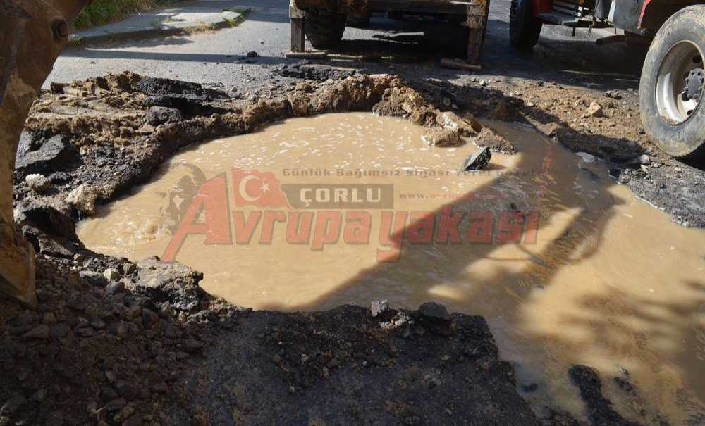 Bahçelievler De İki Noktada Su Borusu Patladı