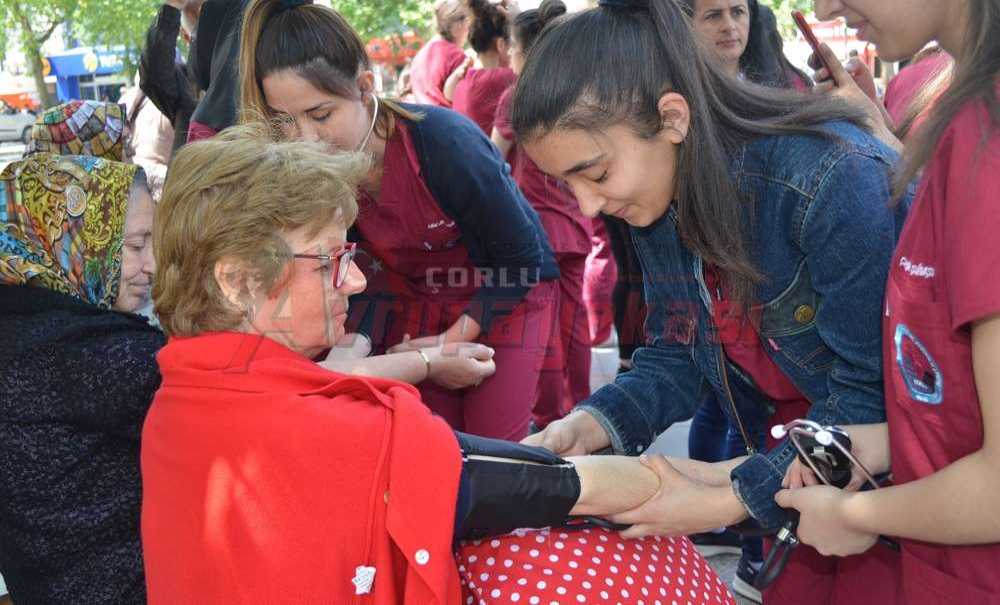 Öğrenciler Ücretsiz Tansiyon Ölçtüler