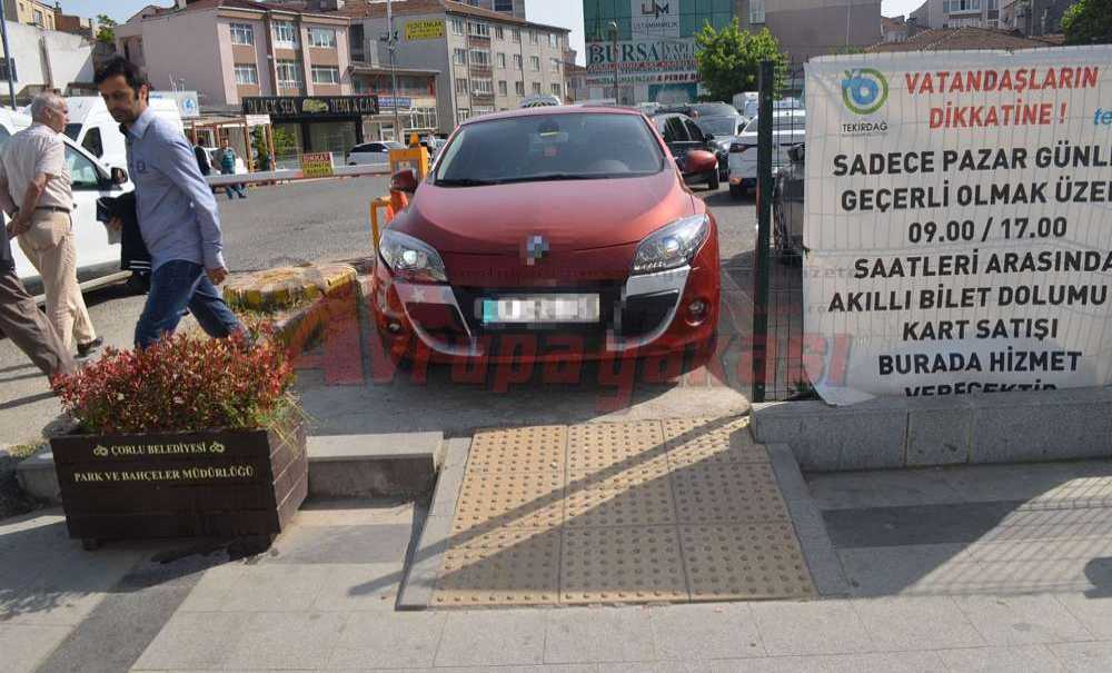 Engelli Rampasının Önüne Araç Park Etti