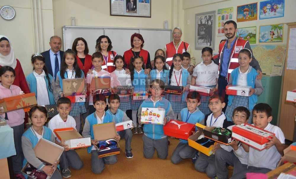 Mezun Olduğu Okulda Ayakkabı Dağıttı