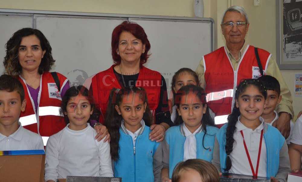 Mezun Olduğu Okulda Ayakkabı Dağıttı