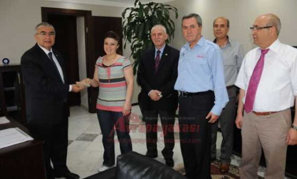 Altın Dolu Çantayı Sahibine Teslim Etti