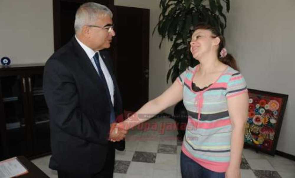 Altın Dolu Çantayı Sahibine Teslim Etti