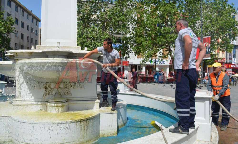 Cumhuriyet Meydanı'ndaki Havuz Temizlendi