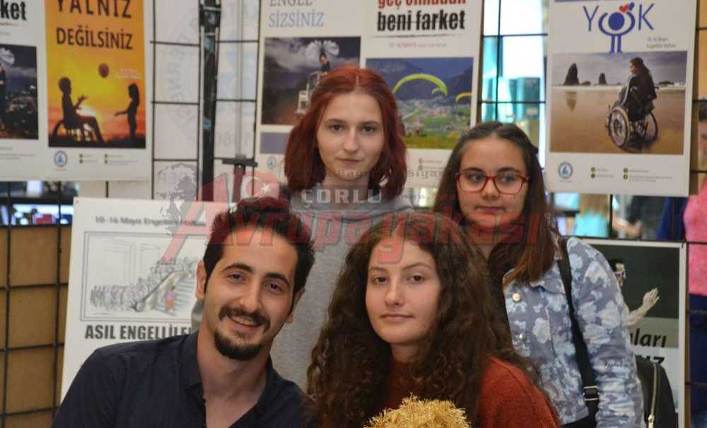 Kız Meslek Öğrencilerinden Engelliler İçin Afiş