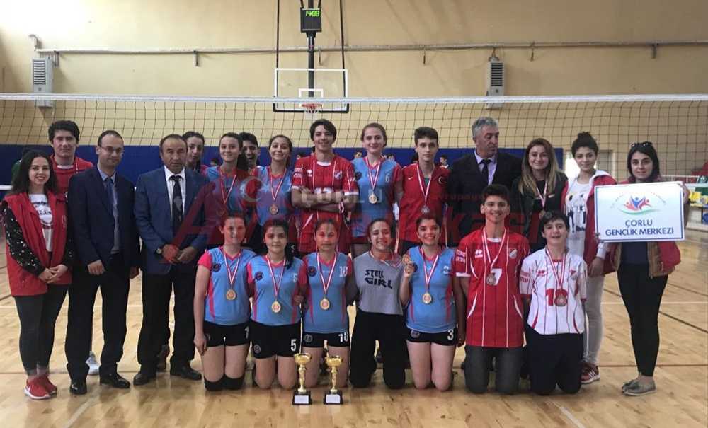 Gençlik Haftası'nda Voleybol Turnuvası Yapıldı
