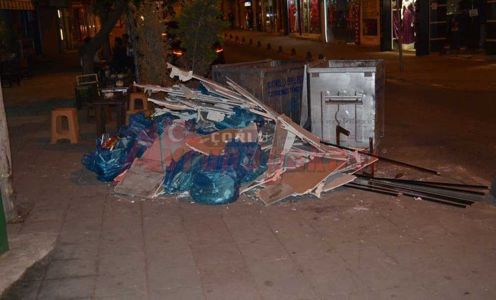 Çöpler Gelişigüzel Kaldırıma Atıldı