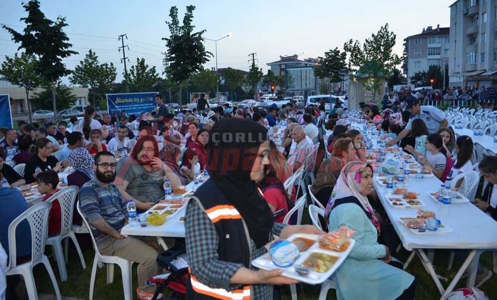 Binlerce Kişi Orucunu Aşevinde Açtı