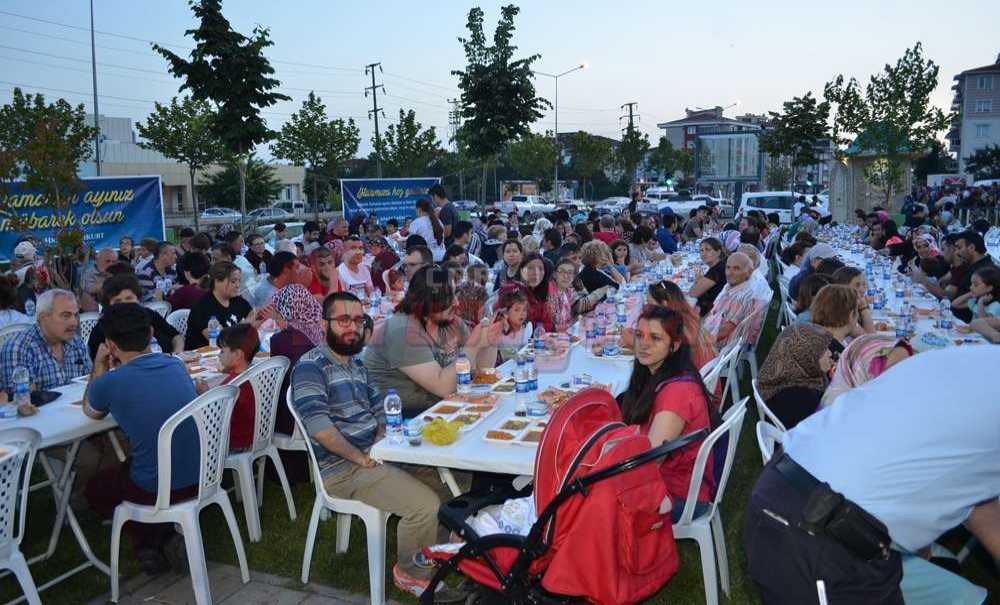 Binlerce Kişi Orucunu Aşevinde Açtı