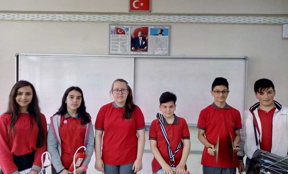 Öğrencilerden Canlı İstiklal Marşı Performansı