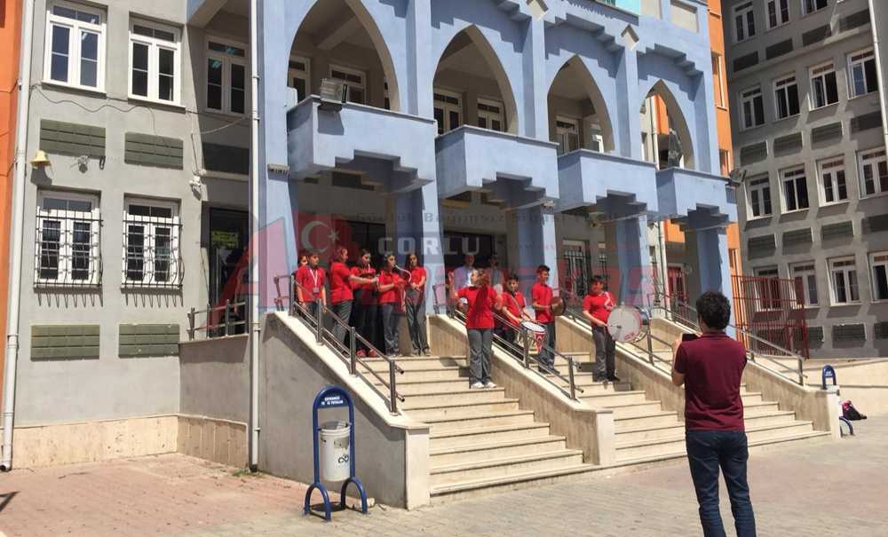 Öğrencilerden Canlı İstiklal Marşı Performansı