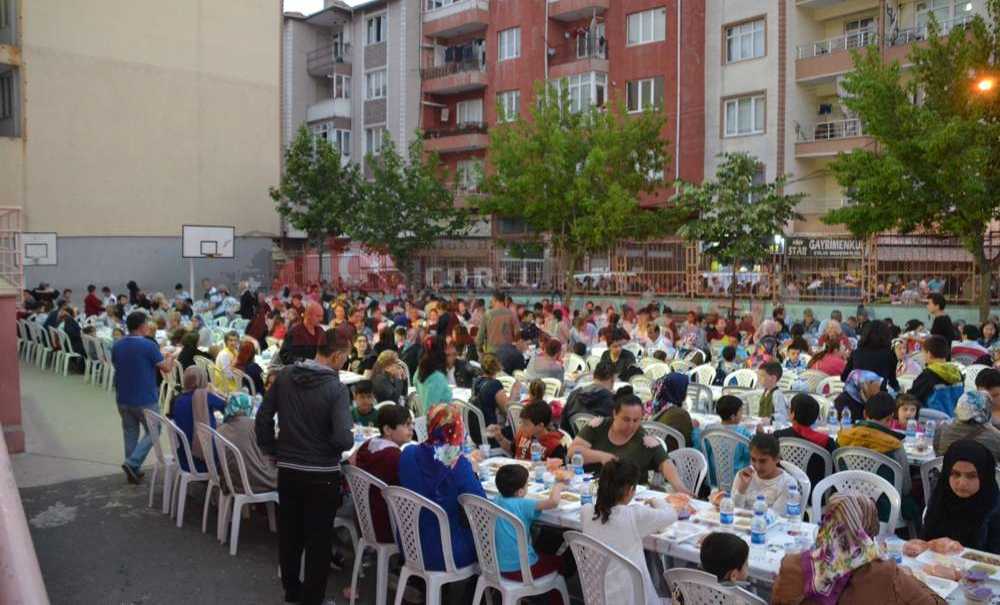 Reşadiye'de Iftar Bahçeden Sokağa Taştı