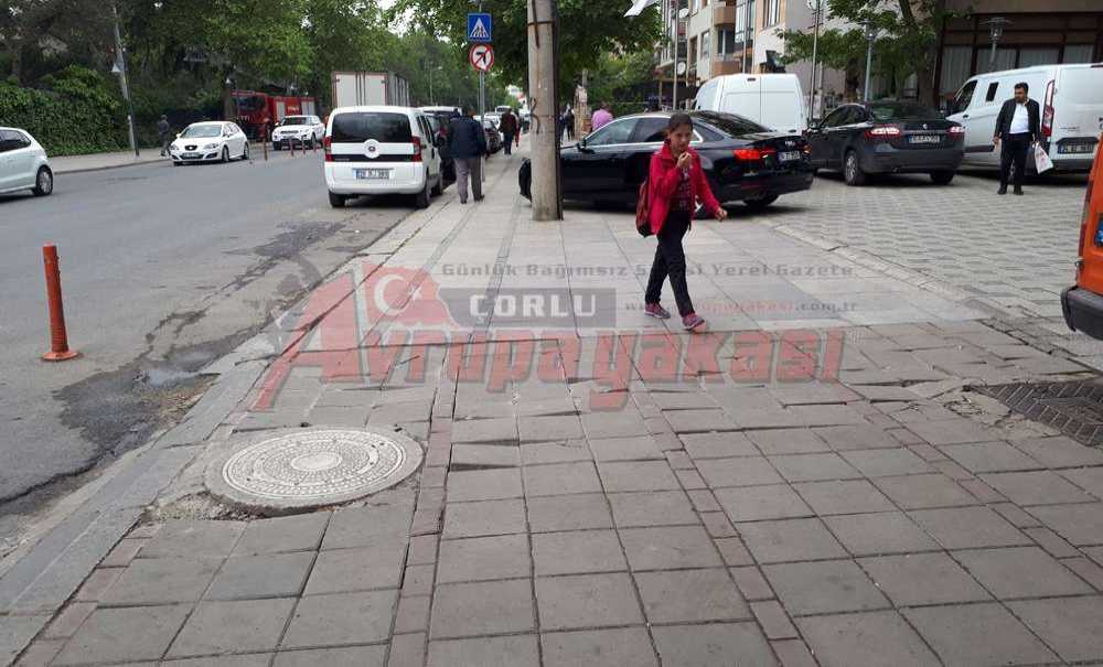 Araçlar Park Ediyor, Kaldırımlar Kırılıyor