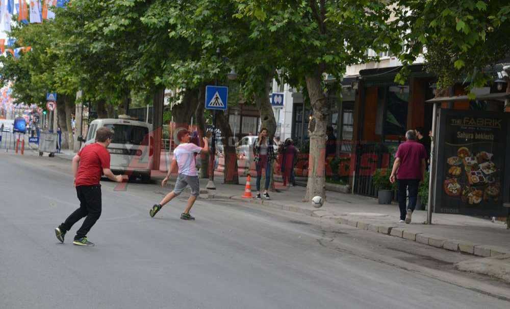 Çocukların Omurtak'ta Futbol Keyfi