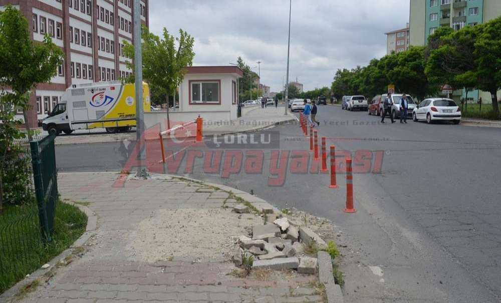 Kaymakamlığın Önündeki Kaldırıma Vatandaş Tepkili