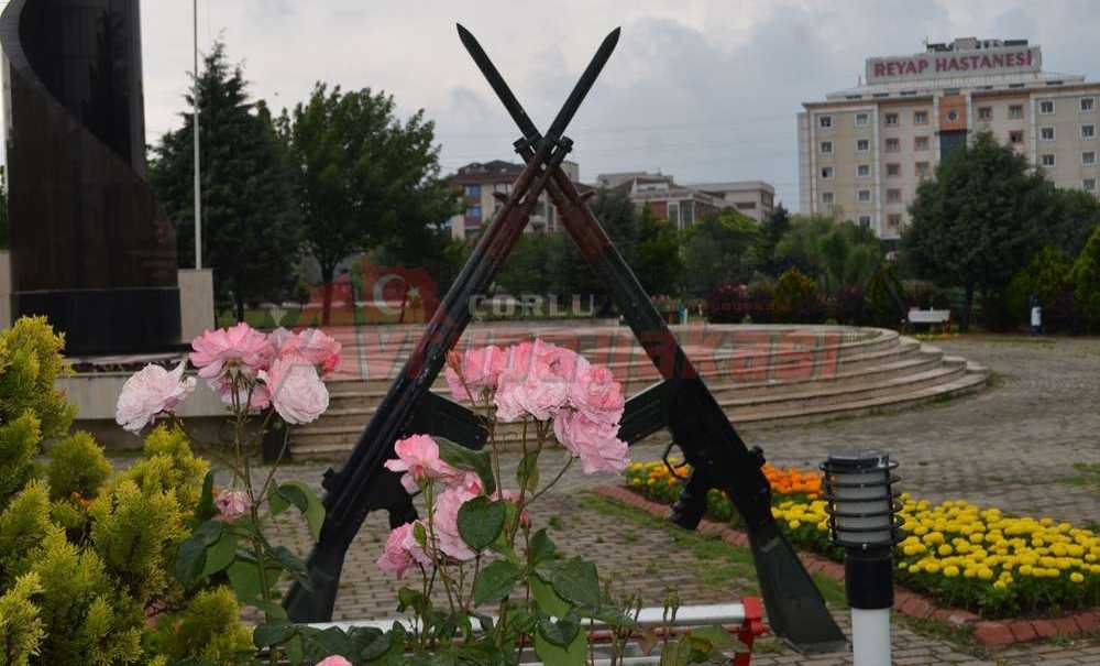 Şehitler Gül Bahçesinde Uyuyor