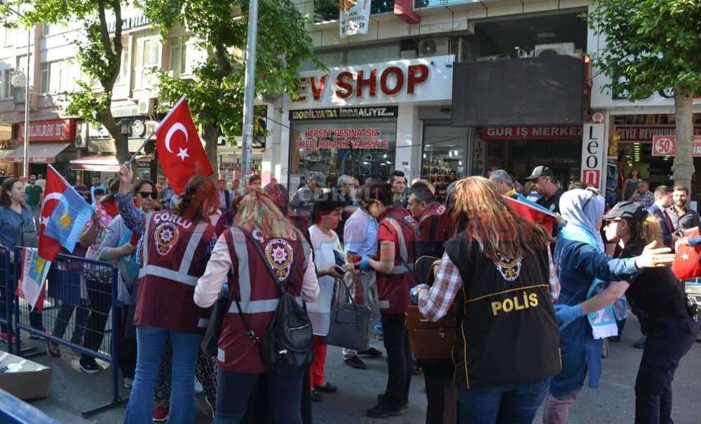 Akşener'e Sevgi Seli