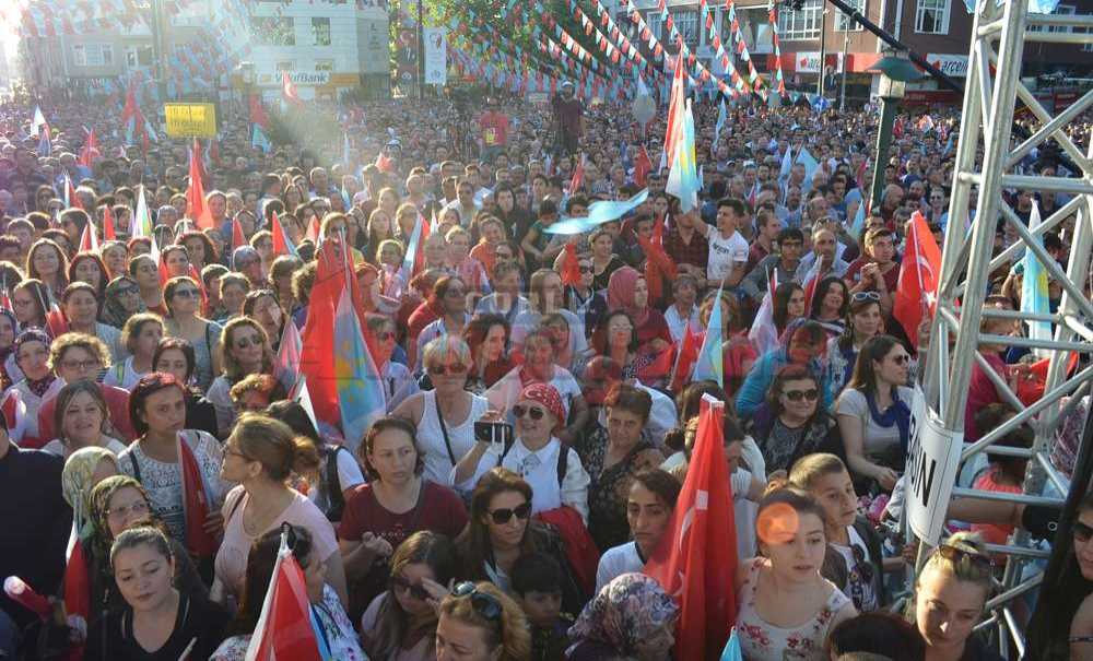 Akşener'e Sevgi Seli