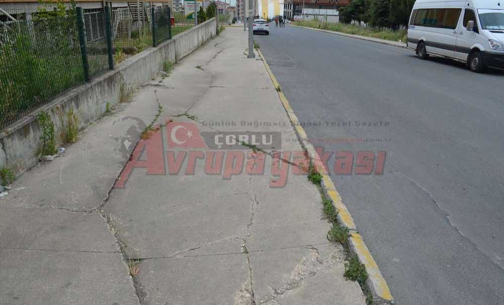 Bozuk Kaldırımlar Vatandaşı Bıktırdı