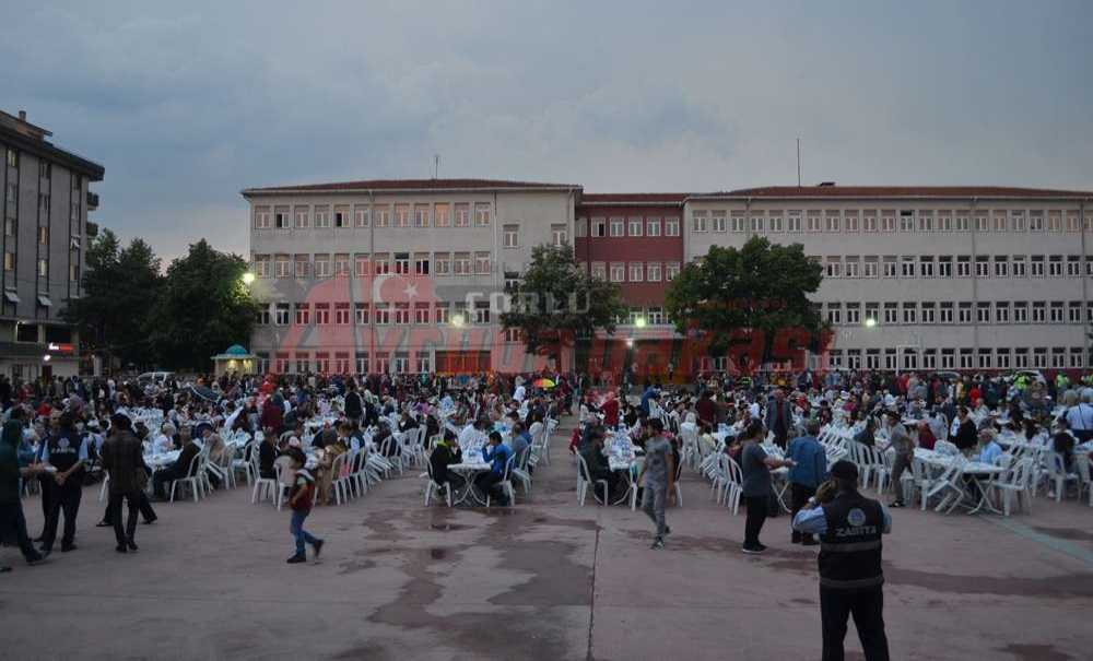 Kazımiye Mahallesi'nde 2 Bin Kişilik İftar Yemeği