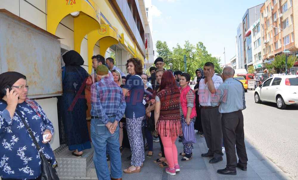 Emekliler Bayram İkramiyesi İçin Kuyruk Oluşturdu