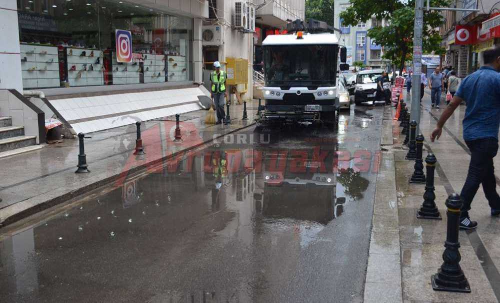 Yağmur Yağdı Belediyenin Önü Göle Dönüştü