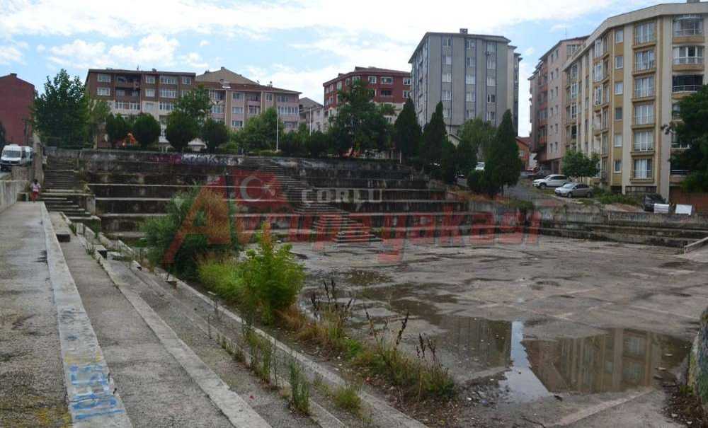 Amfi Tiyatro Ne Olsun?