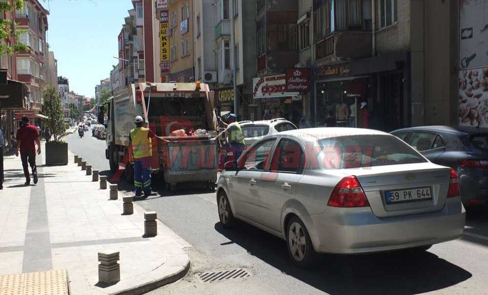 Cadde Üzerindeki Çöpler Geç Saatte Alınsın