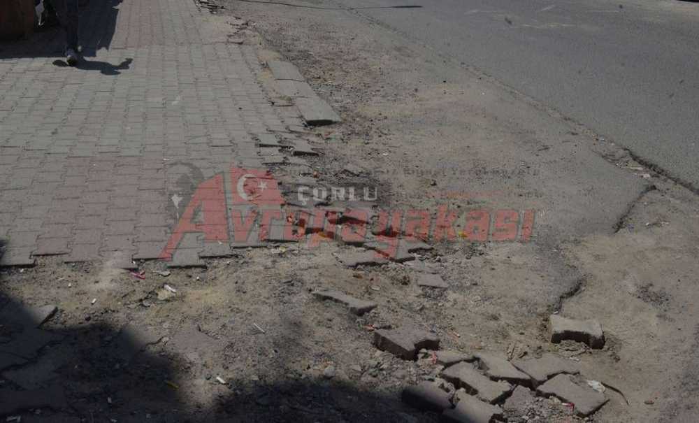 Esnaflar Kaldırımın Durumuna İsyan Etti.