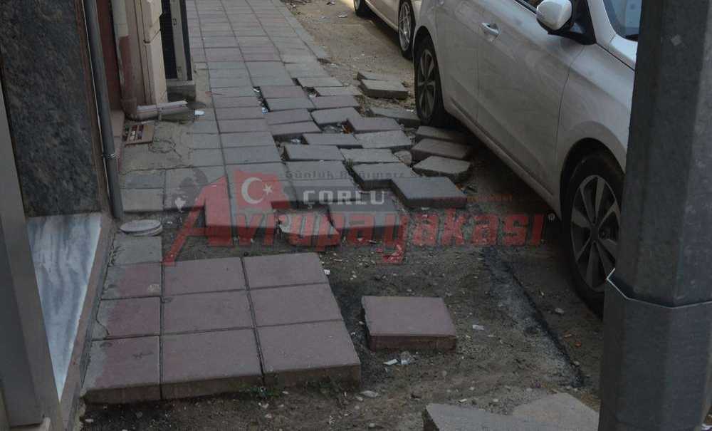 Esnaflar Kaldırımın Durumuna İsyan Etti.