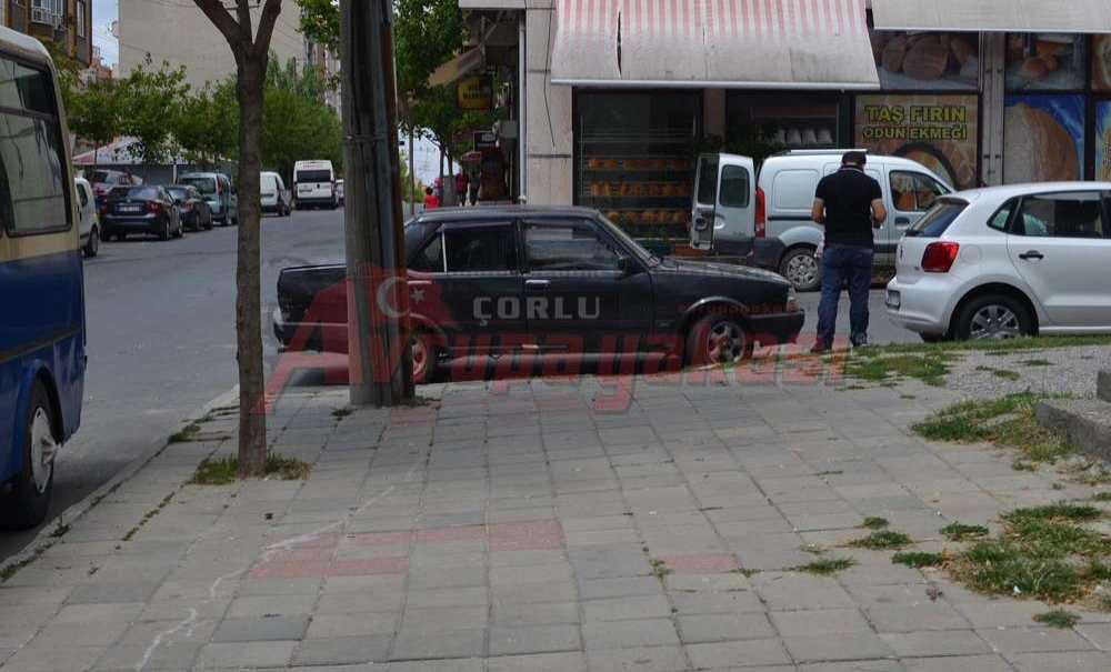 Yine Kaldırımın Önüne Park Eden Araç