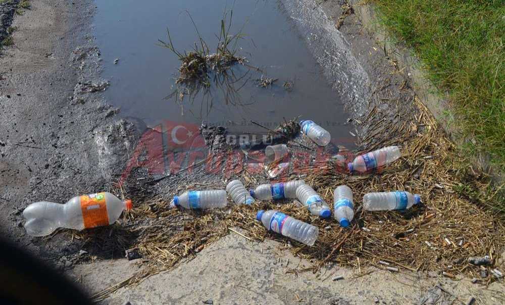 D-100 Karayolundaki Kanal Pislikle Doldu
