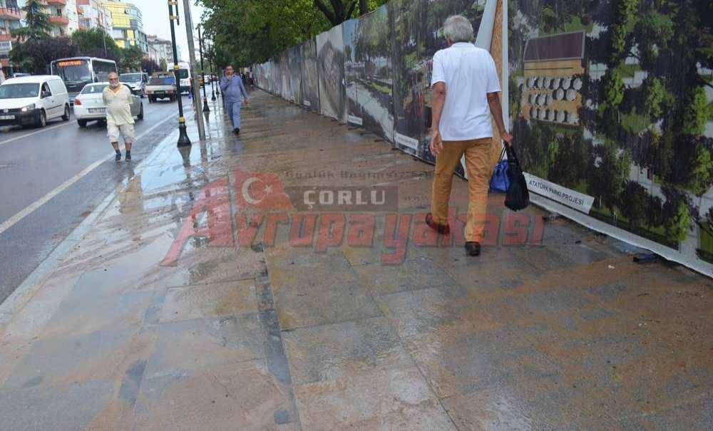 Yağışla Birlikte, Kaldırım Çamur İçinde Kaldı