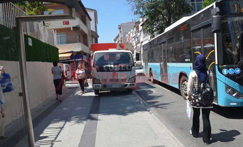 Mal İndirmek İçin Kaldırıma Çıkıyorlar