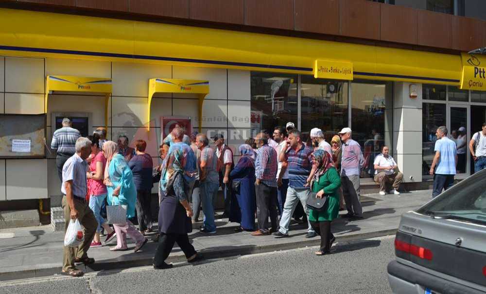 Emekliler Uzun Kuyruk Oluşturdu
